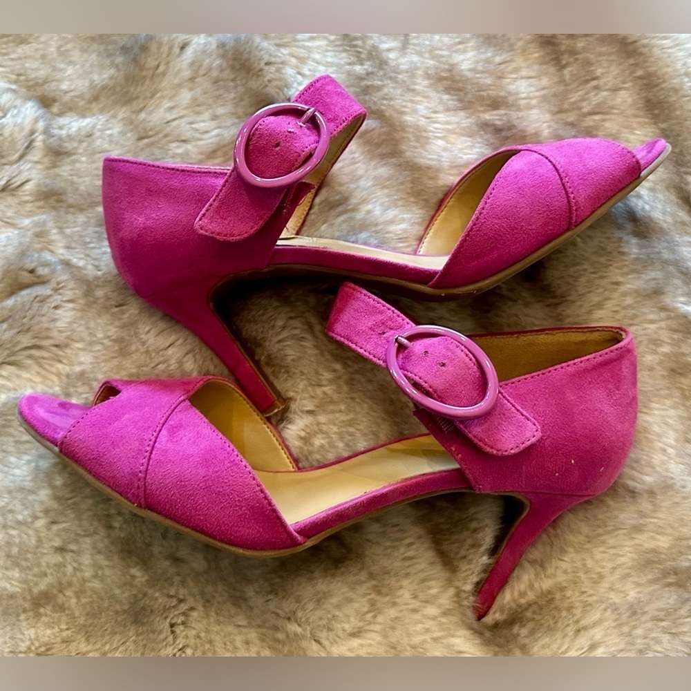 Magenta suede heels! Gorgeous 😍​​​​